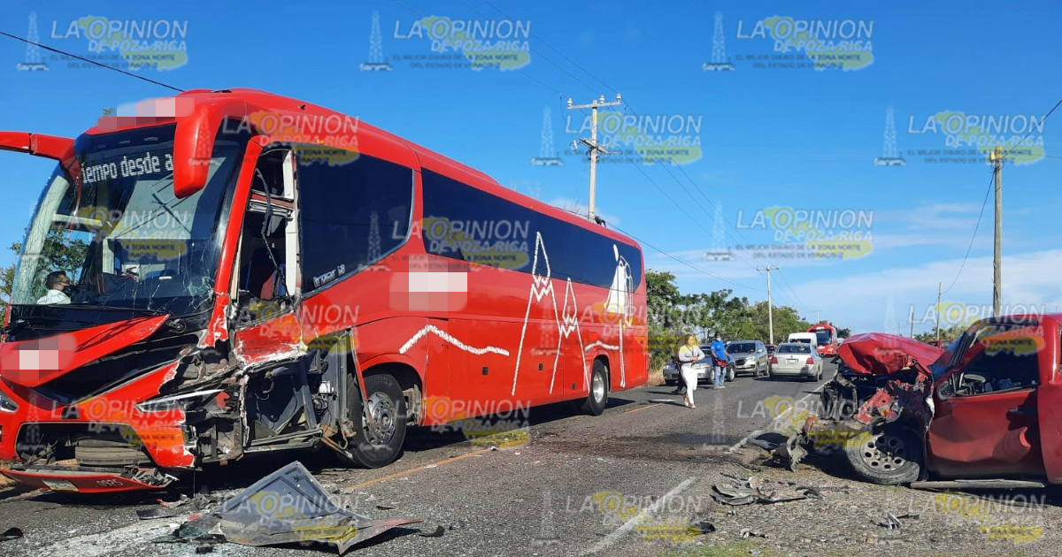 Ebrio sujeto se estampa con autobús de pasajeros
