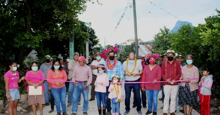 Entrega Dany Andrade obras por más de 1.5 millones de pesos