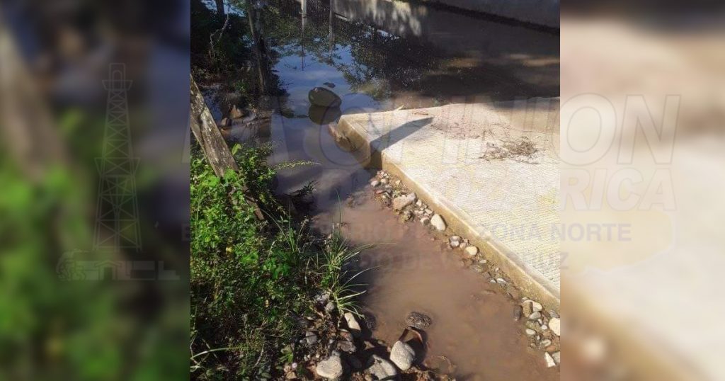 Fuga de agua inunda calle de la colonia El Paraíso