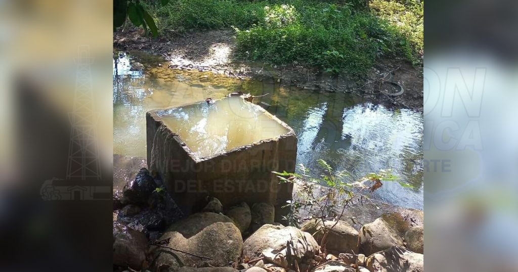 Fuga de agua inunda calle de la colonia El Paraíso