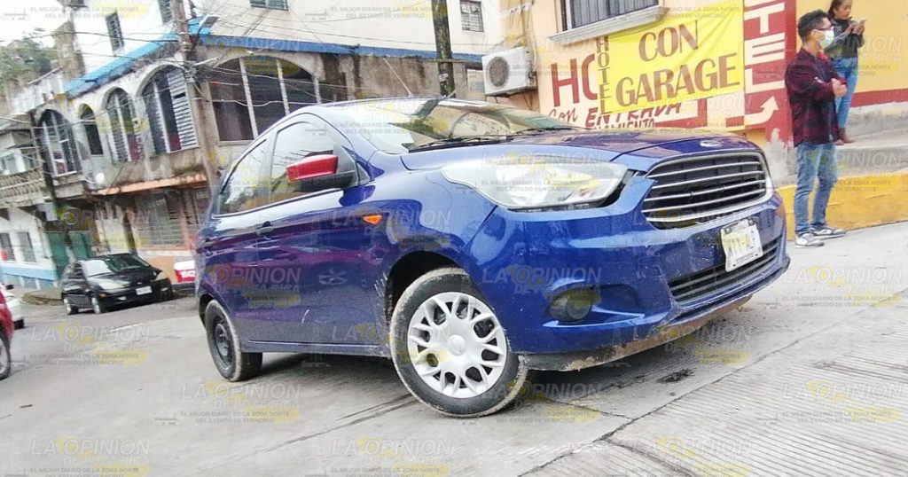 Imprudente conductora no hace alto y choca