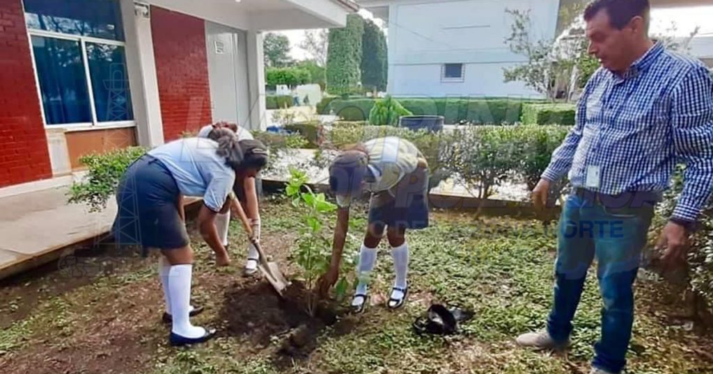 Realizan jóvenes semana de servicios a la comunidad
