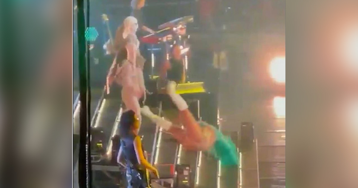 Karol G se cayó en pleno concierto en Miami