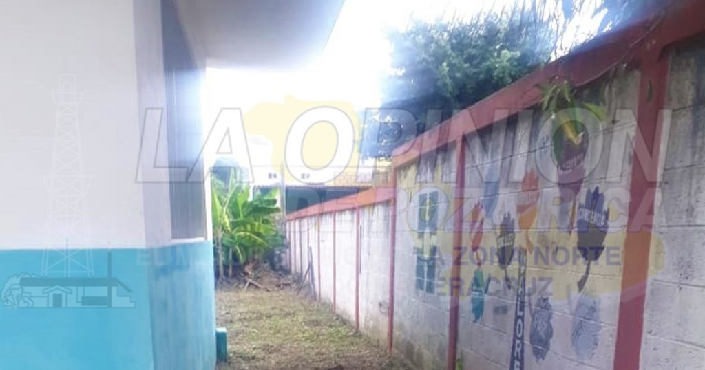 Limpian la escuela Carlos A. Carrillo en Naranjos