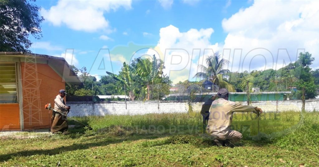 Limpian la escuela Carlos A. Carrillo en Naranjos