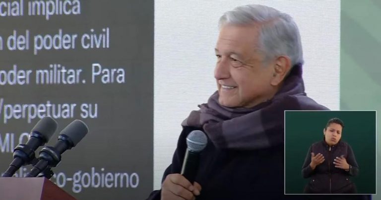 Promete AMLO no “desamparar” a mujeres