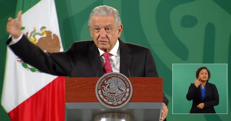 AMLO lanza tercera llamada para regreso a escuelas