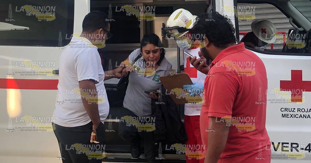 Motociclista es derribada por taxi en Poza Rica Motociclista es derribada por taxi en Poza Rica