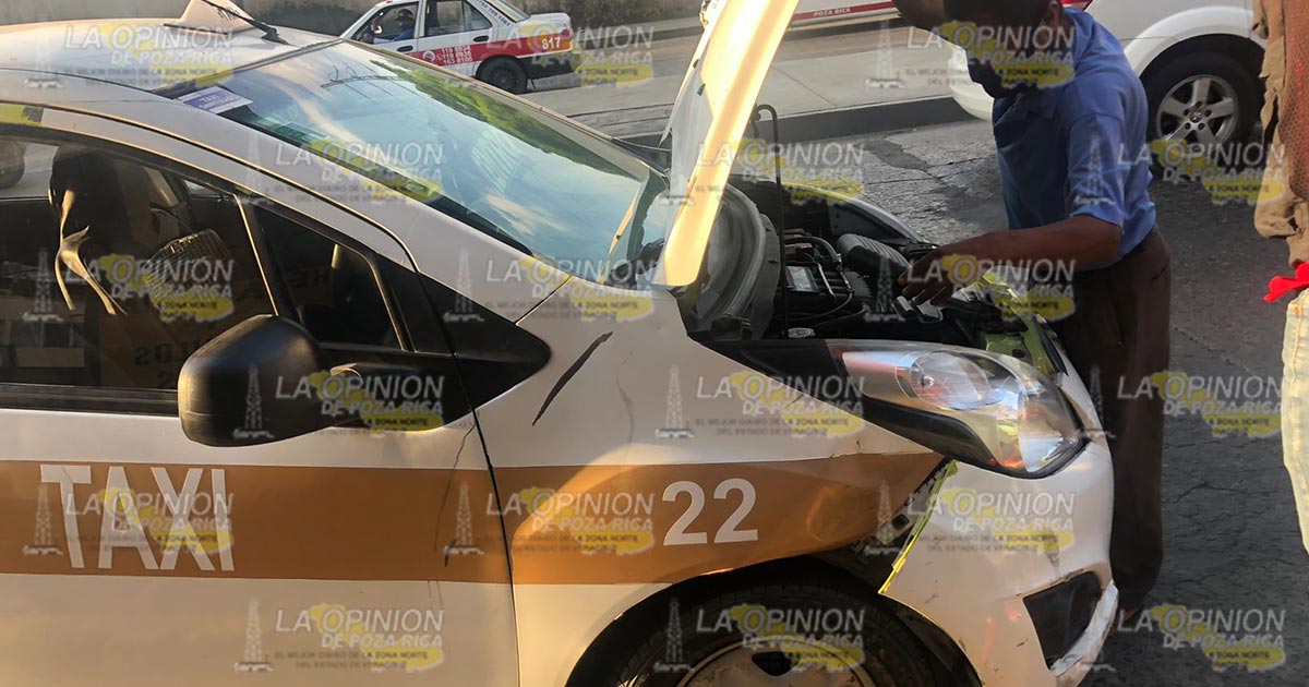 Motociclista es derribada por taxi en Poza Rica Motociclista es derribada por taxi en Poza Rica2