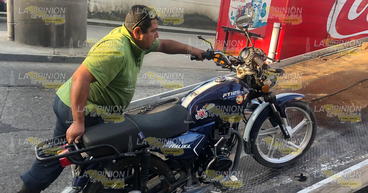 Motociclista es derribada por taxi en Poza Rica Motociclista es derribada por taxi en Poza Rica3