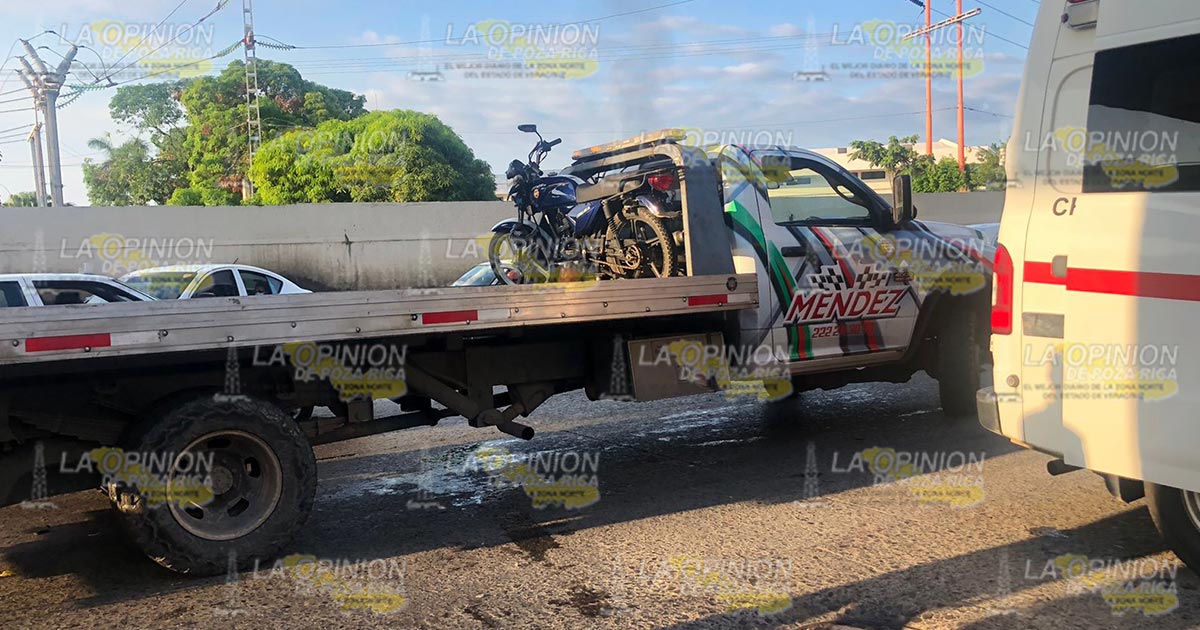 Motociclista es derribada por taxi en Poza Rica Motociclista es derribada por taxi en Poza Rica4
