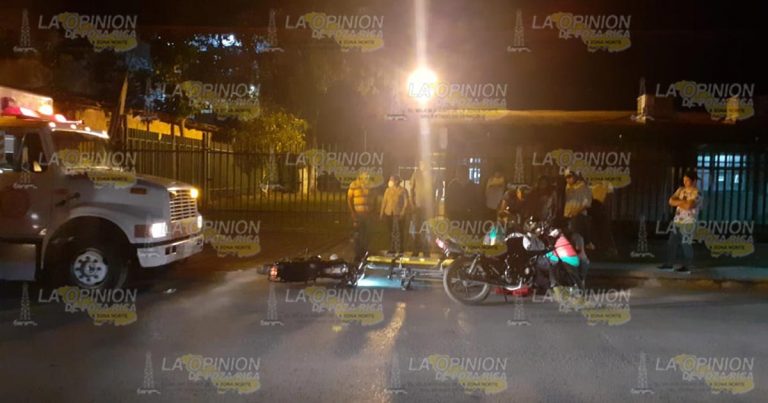 Motociclista herido al chocar contra taxi