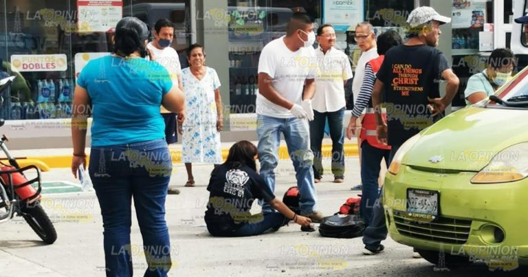 Motociclistas rebasan y provocan accidente en Gutiérrez Zamora