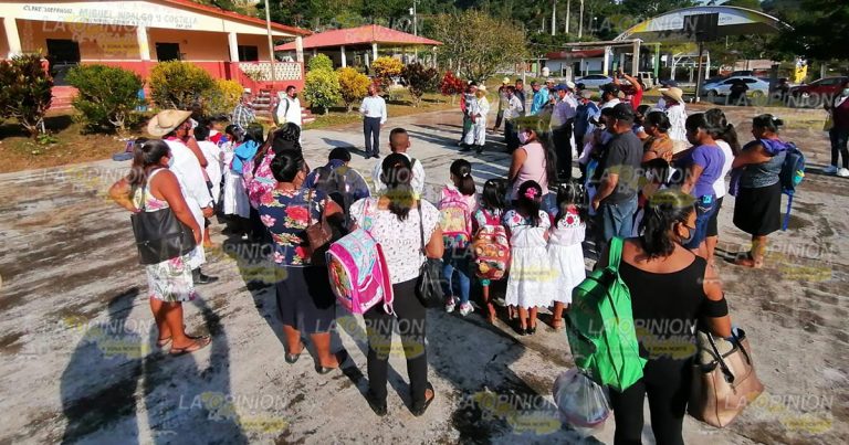 Padres de familia abren la primaria Miguel Hidalgo en Papantla