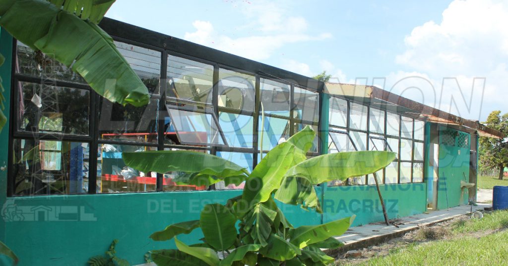 Planteles dañados por Grace, en Cazones, siguen igual de destrozados y son un peligro para alumnos y maestros