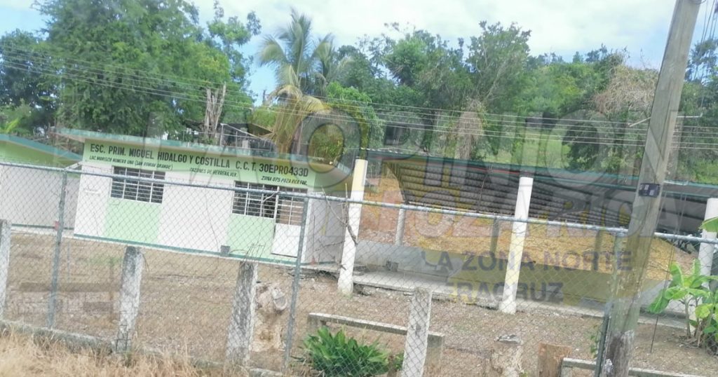 Planteles dañados por Grace, en Cazones, siguen igual de destrozados y son un peligro para alumnos y maestros