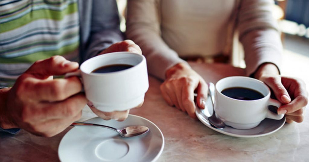¿Por qué tomar café después de comer beneficia a la digestión?