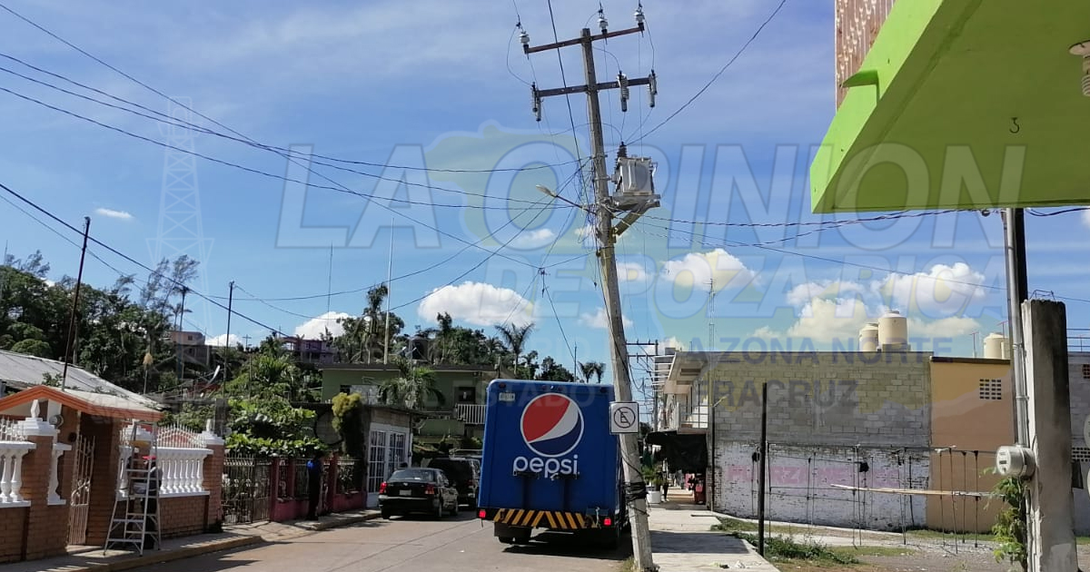 Poste de CFE pone en peligro a ciudadanos de Cazones