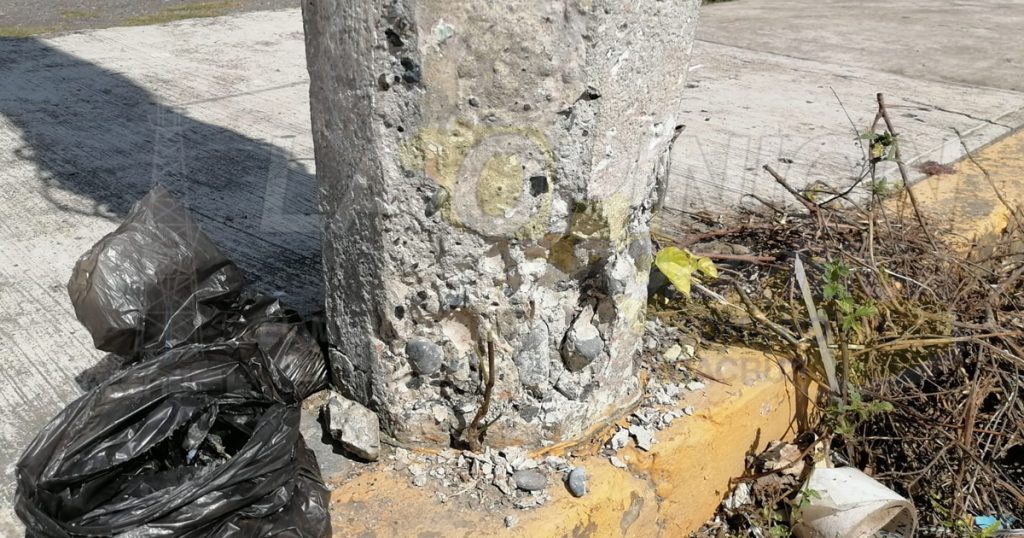 Poste de CFE pone en peligro a ciudadanos de Cazones