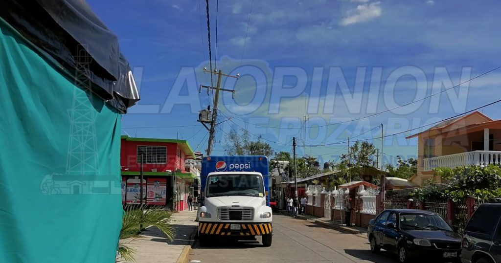 Poste de CFE pone en peligro a ciudadanos de Cazones