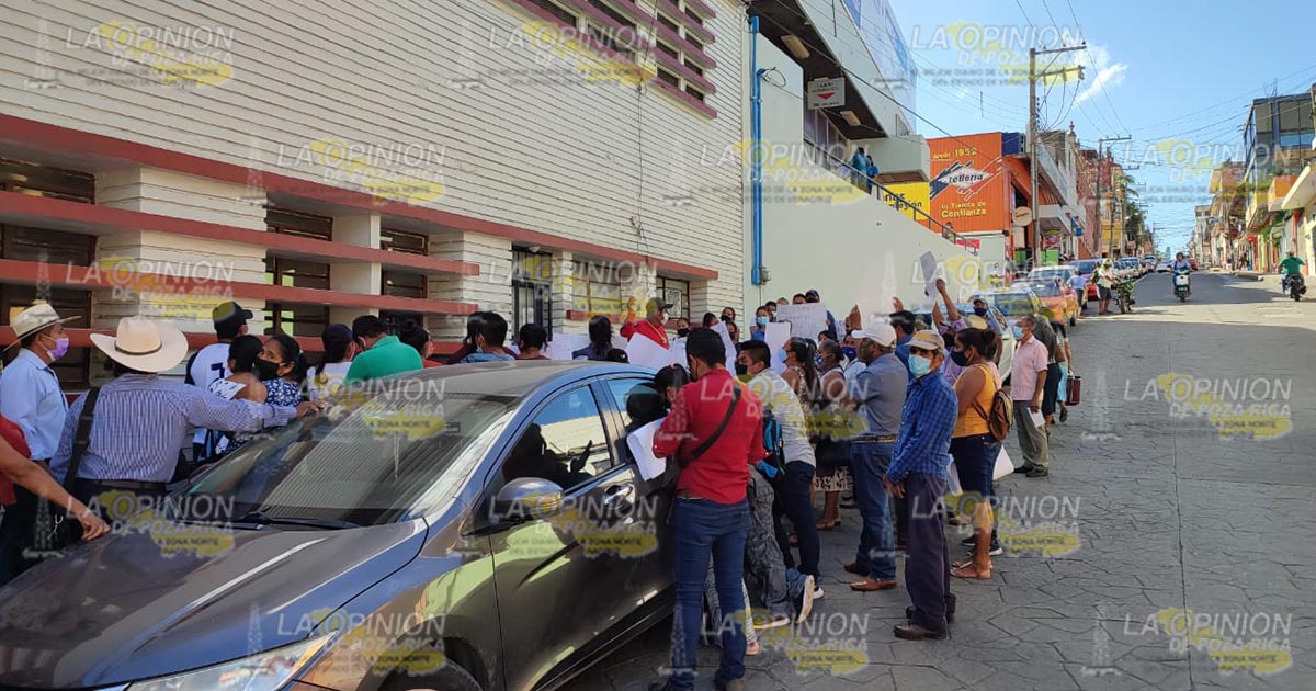 Protesta afuera de la Supervisión Escolar de Papantla