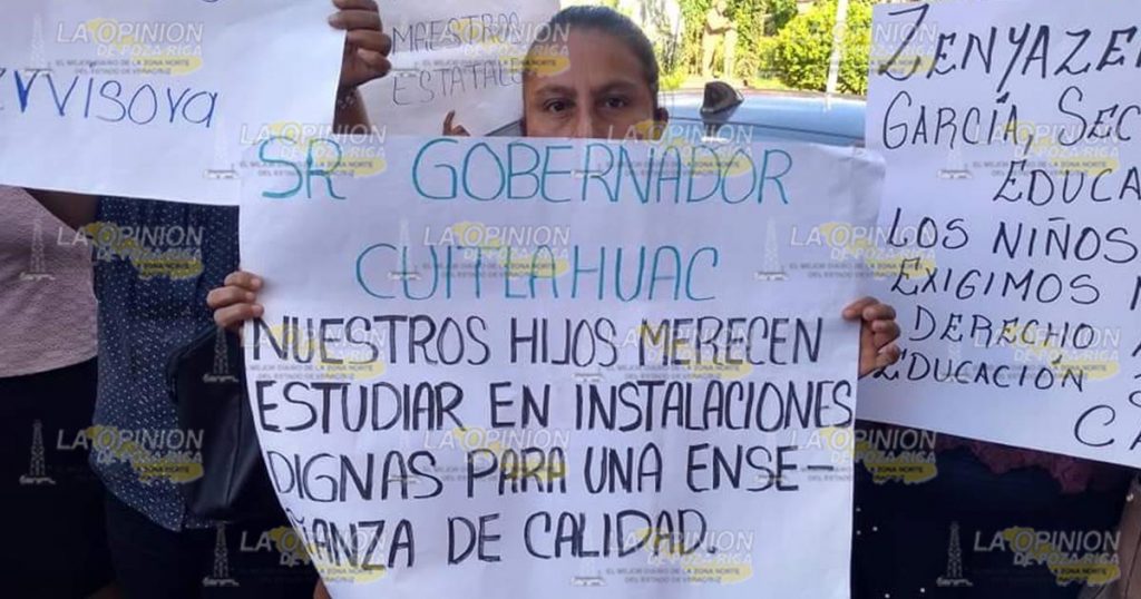Protesta afuera de la Supervisión Escolar de Papantla Protesta afuera de la Supervisión Escolar de Papantla 3