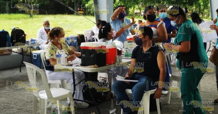 Reciben dosis de vacuna contra COVID-19 en Papantla