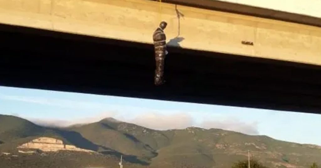 Reportan cuerpos colgados en Veracruz y resultan ser muñecos por Día de muertos