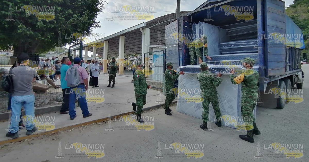 SEDENA entrega colchones a damnificados
