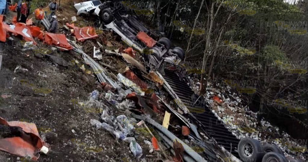 Pérdida total de cargamento de leche tras volcar en la México-Tuxpan