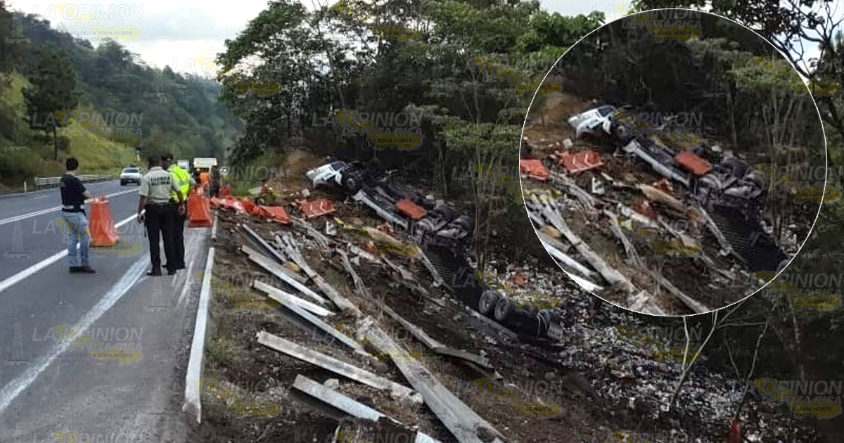 Pérdida total de cargamento de leche tras volcar en la México-Tuxpan