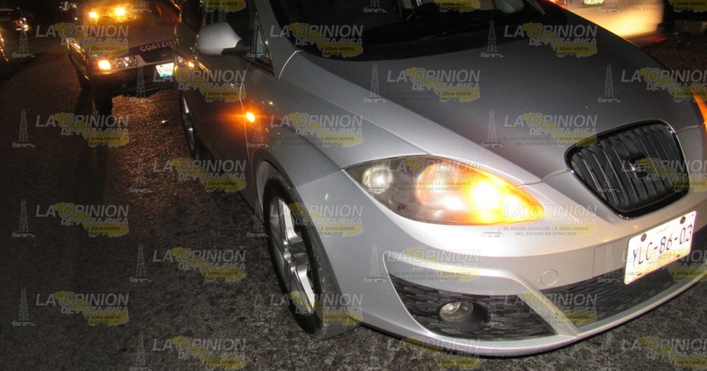 Taxi impacta por alcance a una camioneta