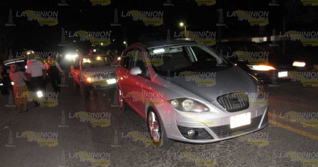 Taxi impacta por alcance a una camioneta