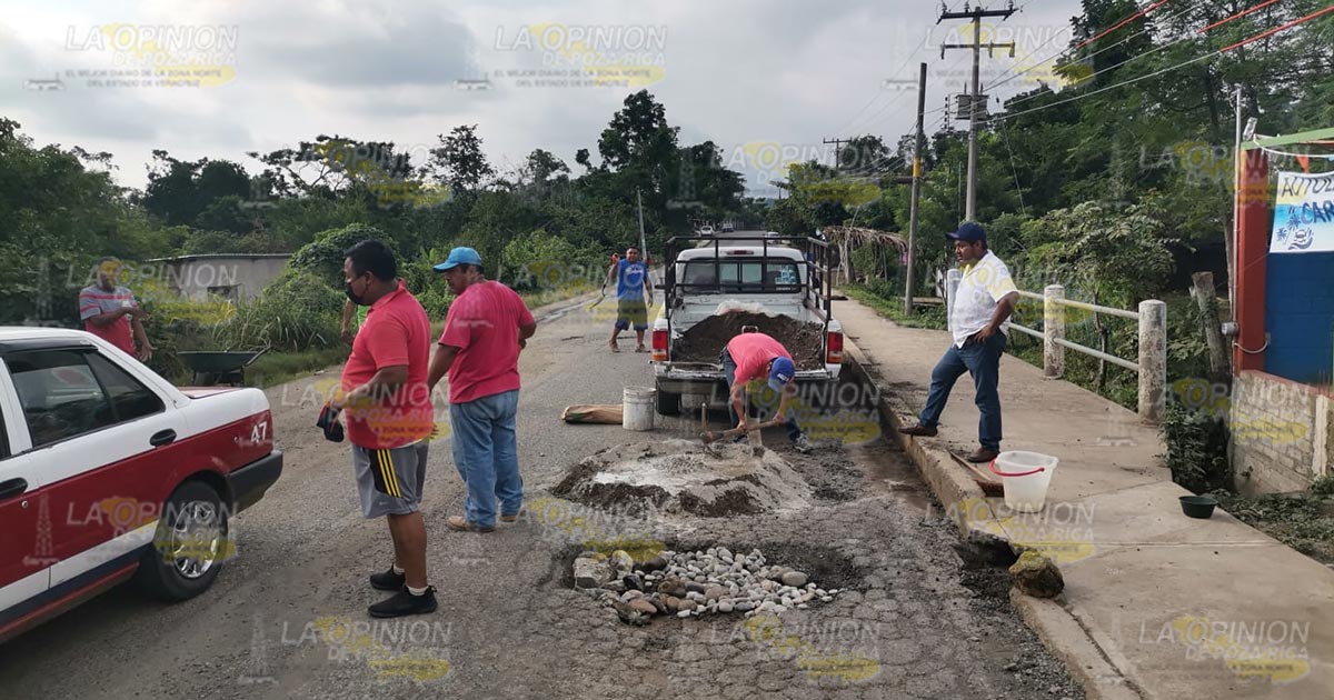 Taxistas tapan baches en la ruta Poza Rica-Cazones Taxistas tapan baches en la ruta Poza Rica-Cazones