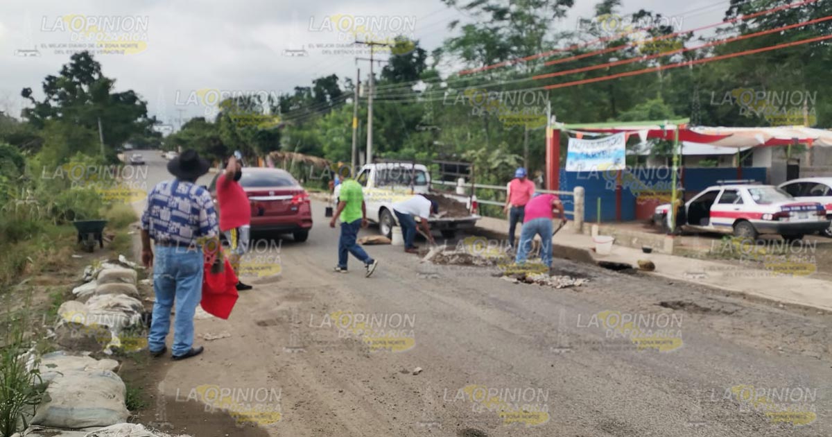 Taxistas tapan baches en la ruta Poza Rica-Cazones Taxistas tapan baches en la ruta Poza Rica-Cazones 2