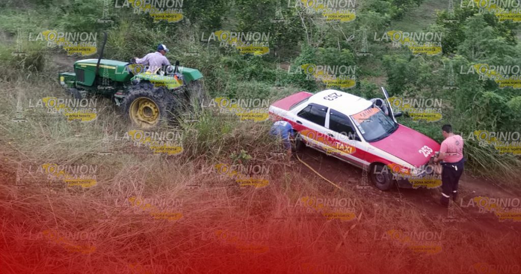 Taxi termina al fondo de un barranco
