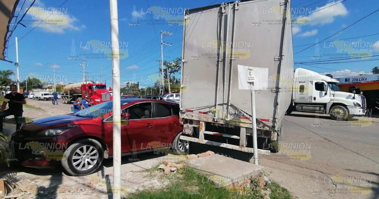 Tráiler provoca caos vial en Papantla