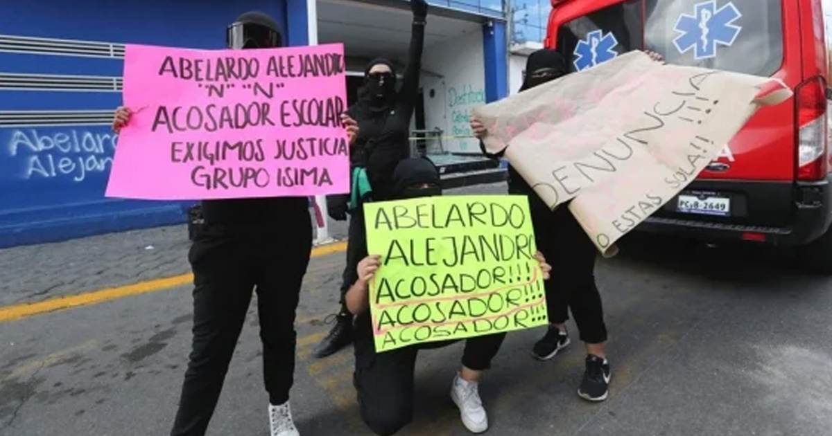 Tras presunta agresión sexual contra alumna, feministas vandalizan escuela en Toluca