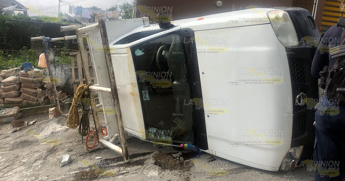 Vuelca camioneta aparatosamente