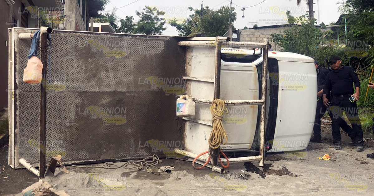 Vuelca camioneta aparatosamente