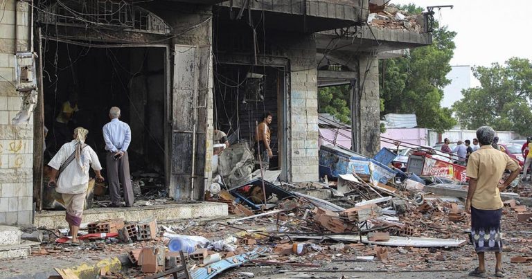 Ataque con misiles en escuela deja 29 muertos en Yemen