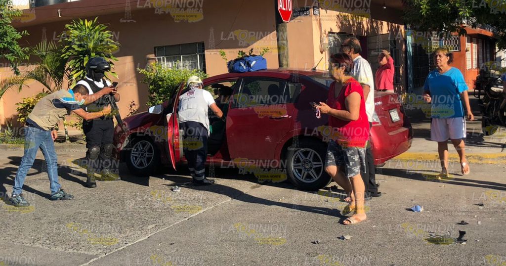 Dos lesionadas en encontronazo en colonia 27 de Septiembre de Poza Rica