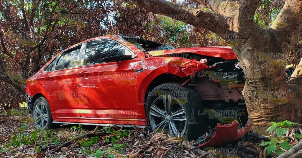 Abandonan Jetta tras estrellarlo en un árbol
