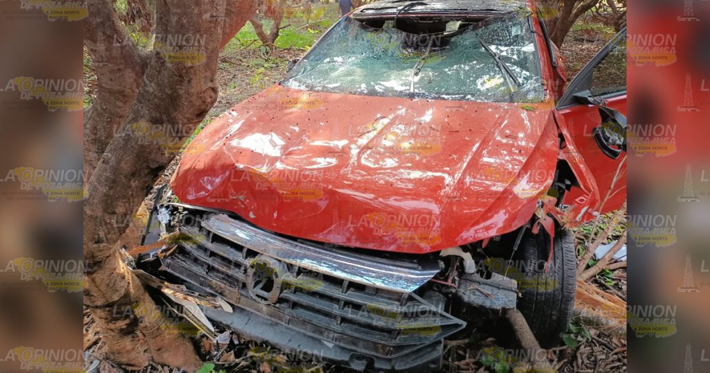 Abandonan Jetta tras estrellarlo en un árbol
