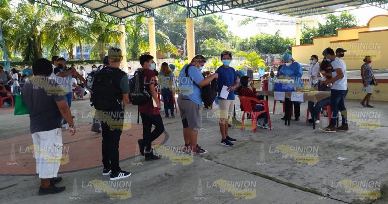 Adolescentes responden a vacunación anti-COVID en Tecolutla
