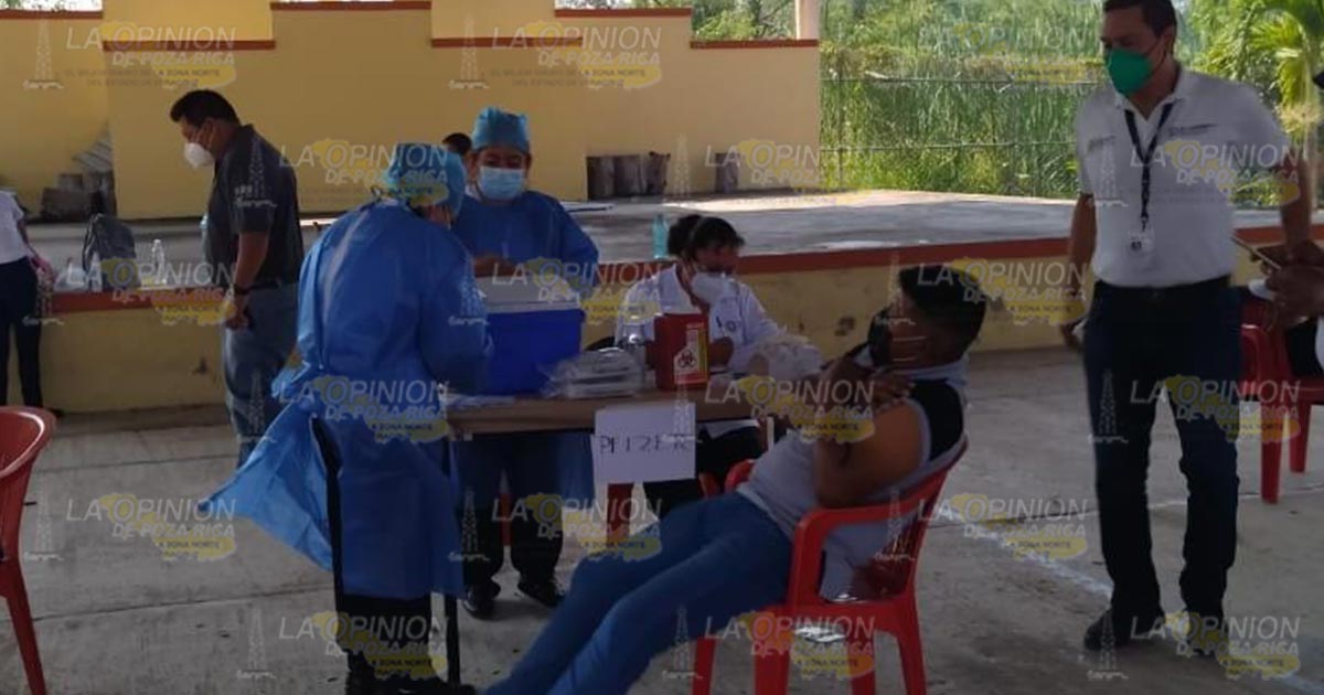 Adolescentes responden a vacunación anti-COVID en Tecolutla Adolescentes responden a vacunación anti-COVID en Tecolutla 2