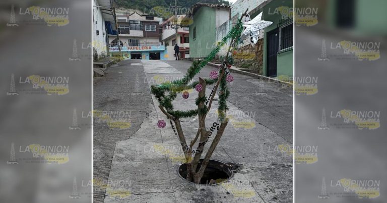 Adornan drenaje como arbolito de Navidad en Papantla 2