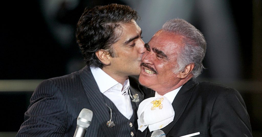 'El Potrillo' llora en concierto tras muerte de Vicente Fernández