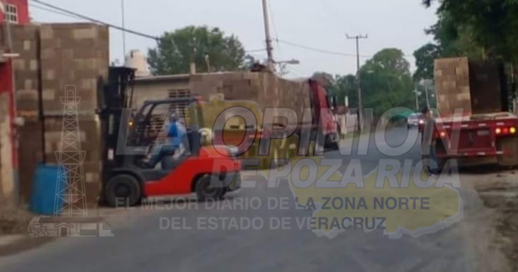 Bloquean paso escolar con camiones materialistas, en Cazones