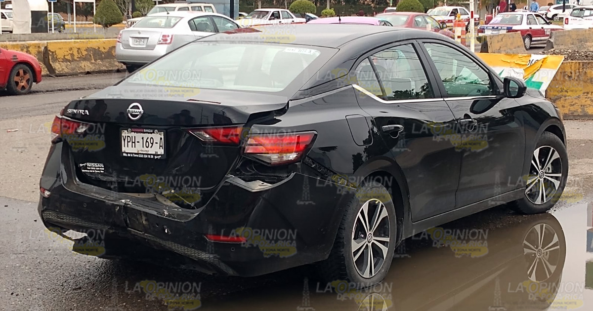 Camioneta destruye carrocería de auto en fuerte choque